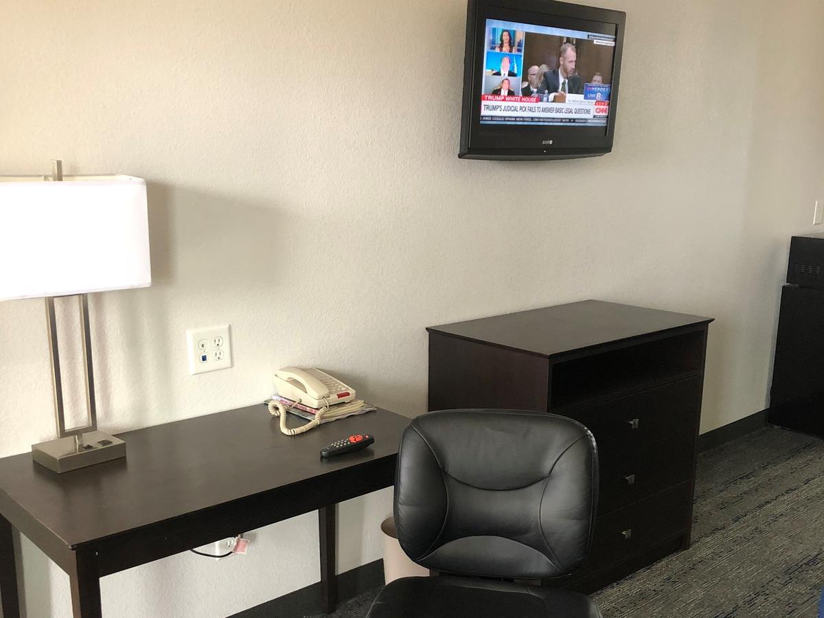 Executive Inn And Suites Joaquin Екстер'єр фото